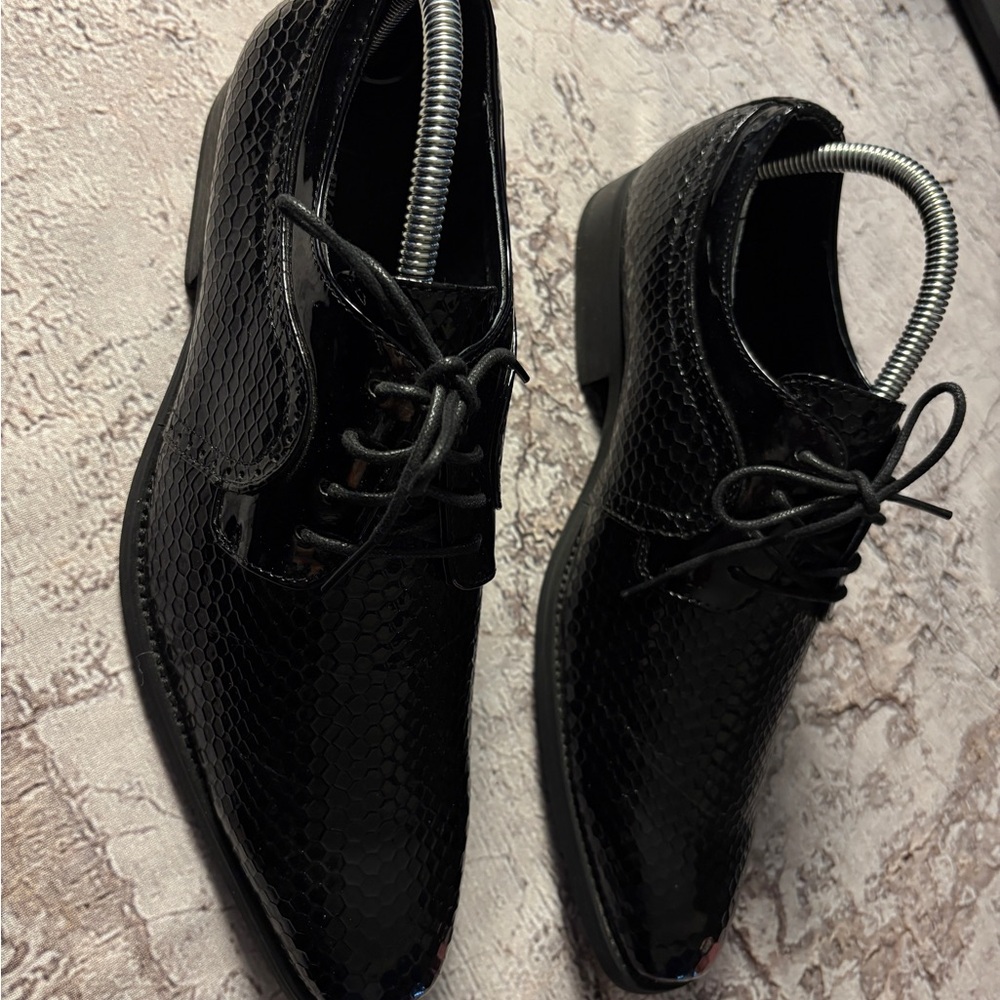 UV Signature Men’s Black Dress Shoes, Size 8.5 - Picture 2 of 6